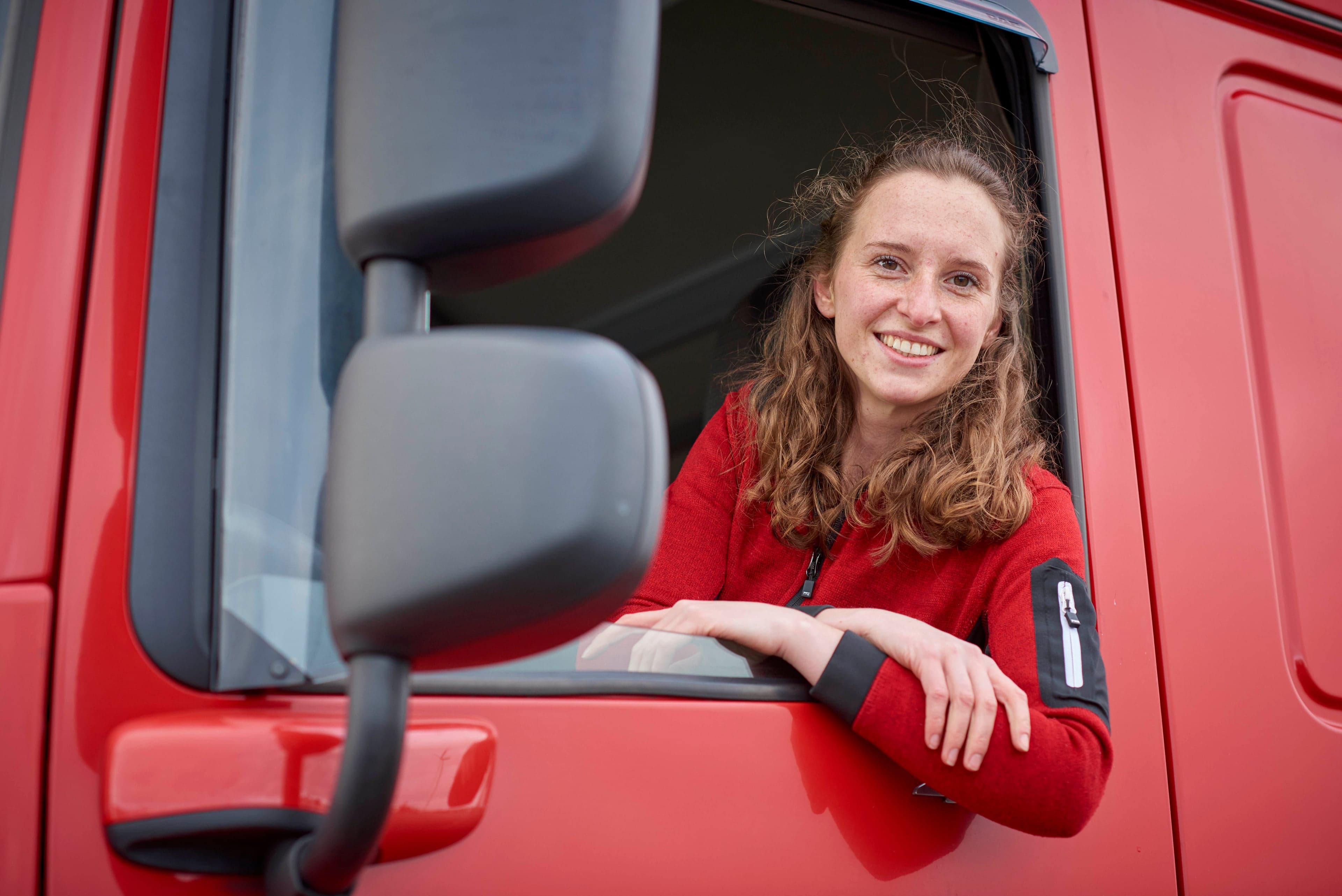 Vrouw in vrachtwagen, chauffeur agrarisch vervoer