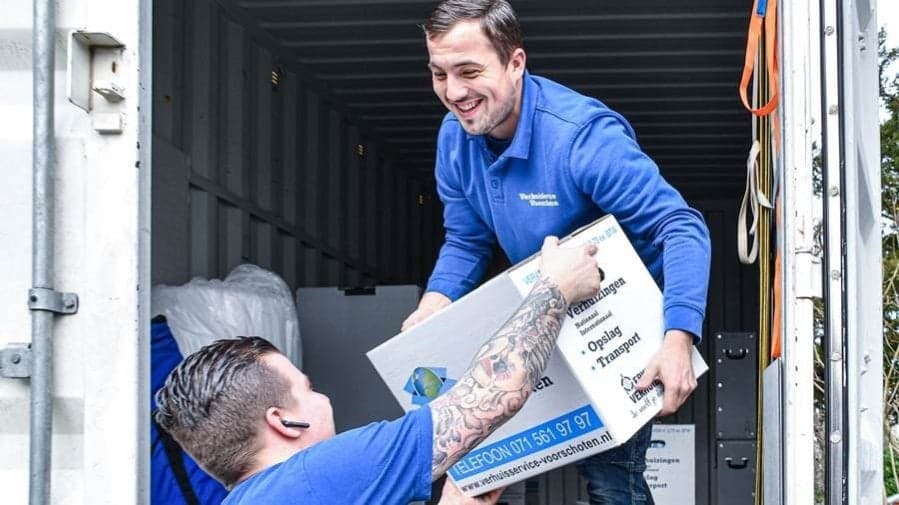 Verhuis-chauffeurs aan het werk