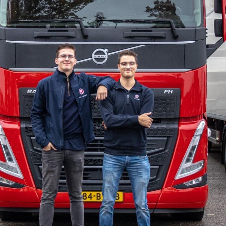 BBL-studenten Declan en Tim voor vrachtwagen