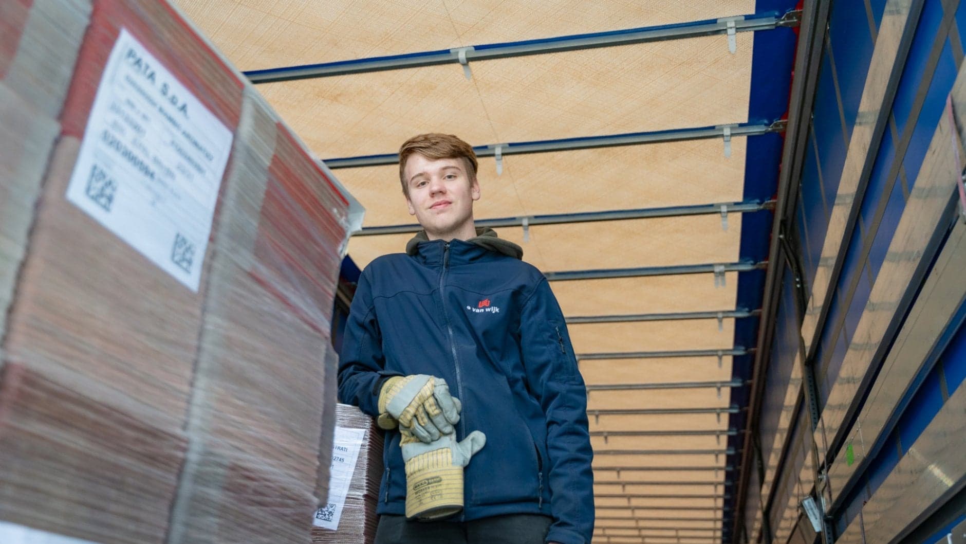 bbl-student Quinten Oomens in lege vrachtwagen