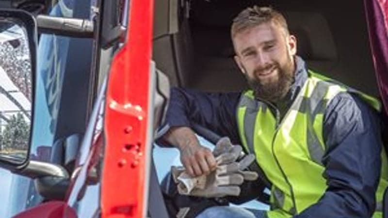 vrachtwagenchauffeur in vrachtwagen