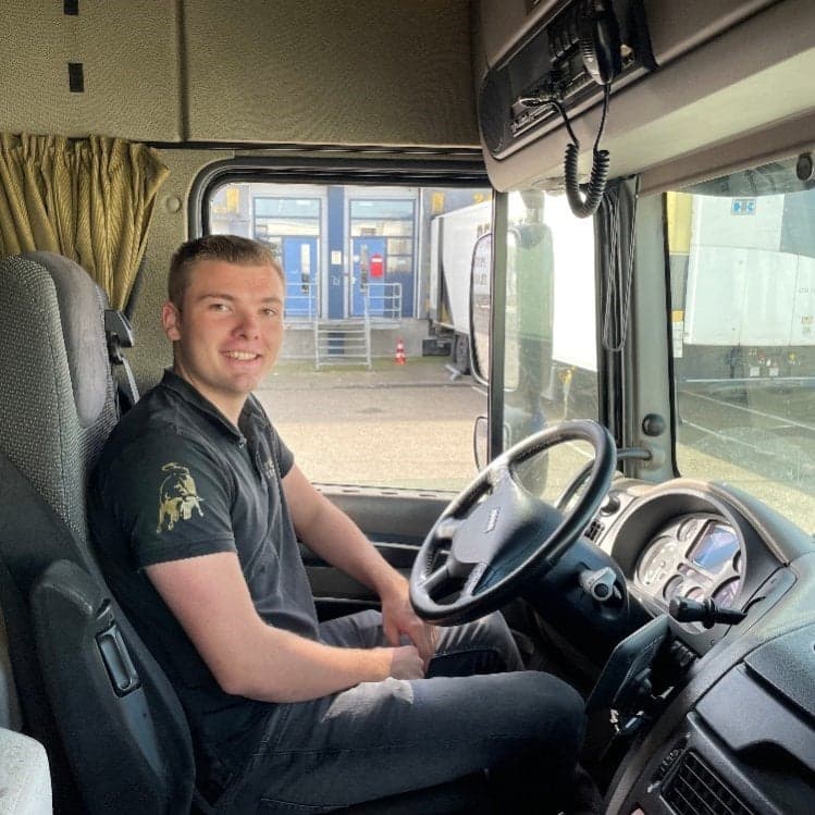 BBL-student Nathan Perkins in cabine vrachtwagen