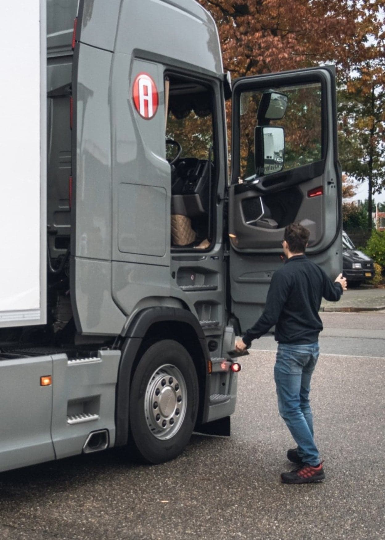 BBL-studenten Declan en Tim inspecteren vrachtwagen