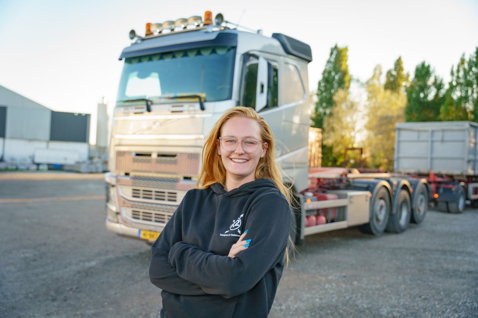 Vrachtwagenchauffeur Paige Timmermans staat bij haar vrachtwagen
