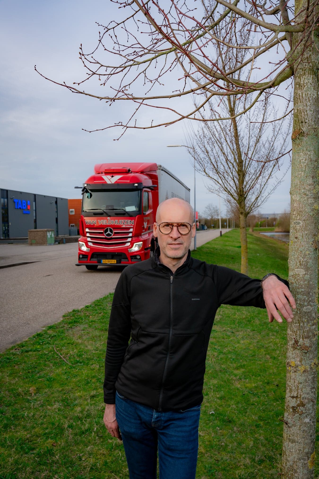 Zij-instromer Marco_Wassink voor zijn vrachtwagen.