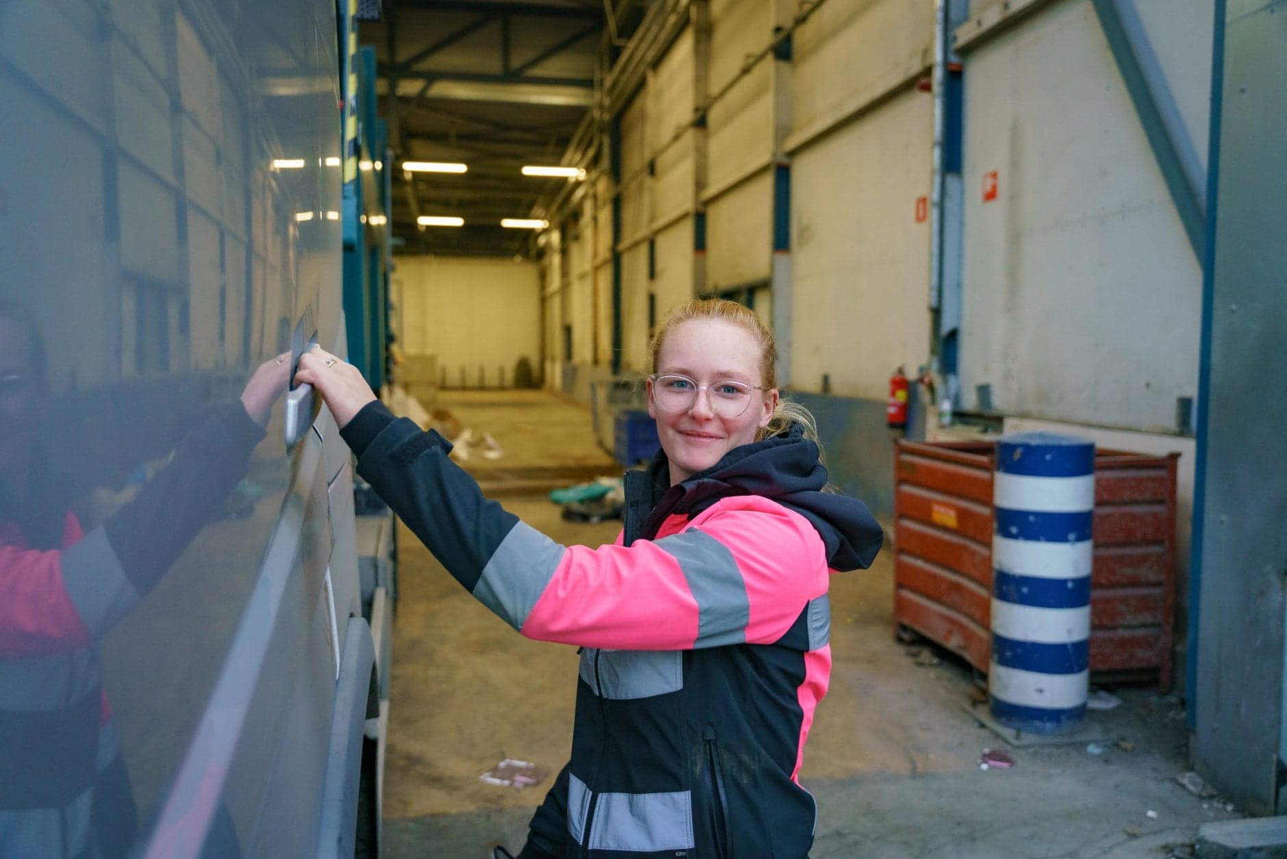 Vrachtwagenchauffeur Paige Timmermans naast haar vrachtwagen