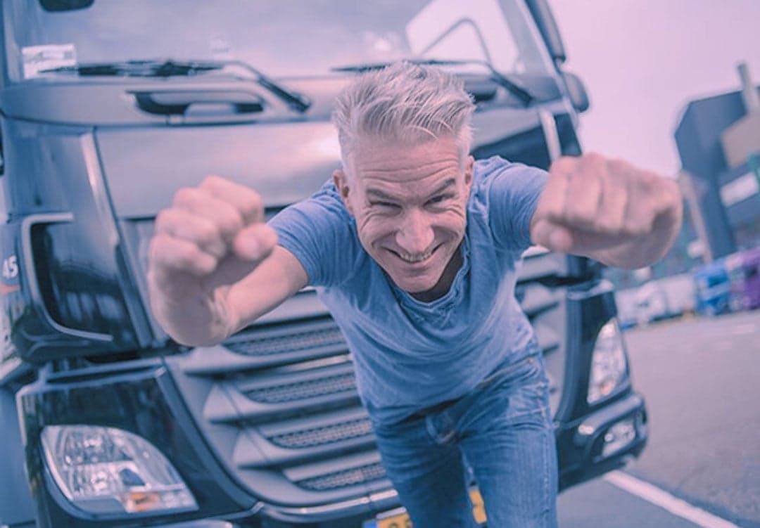 Man voor vrachtwagen