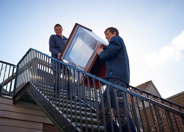 Twee verhuis-chauffeurs aan het verhuizen