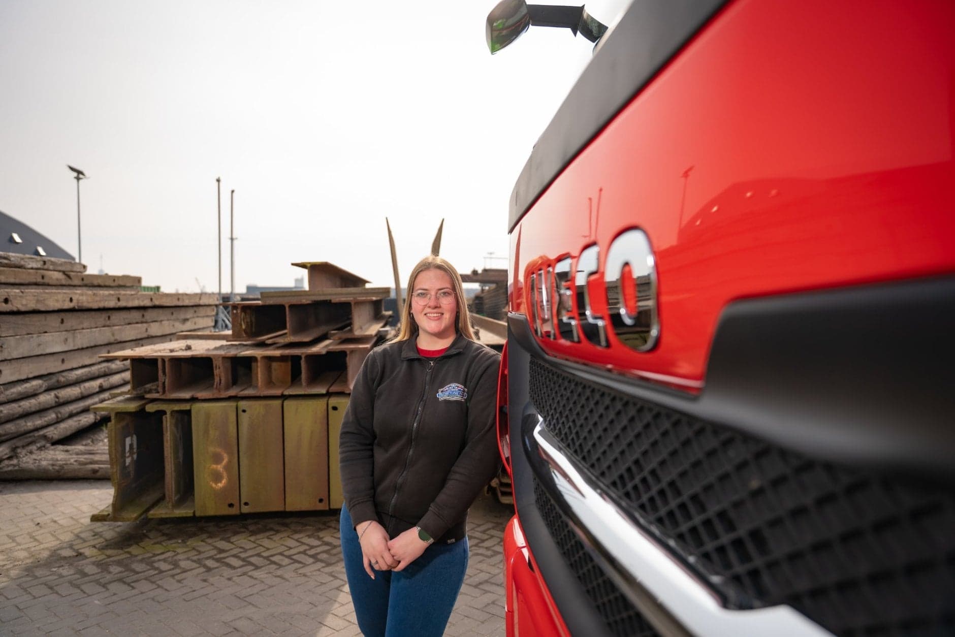 BBL vrachtwagenchauffeur Chantal poseert bij vrachtwagen