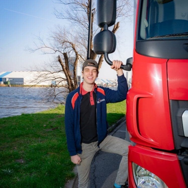 BBL-student Ocean Biersteker naast vrachtwagen