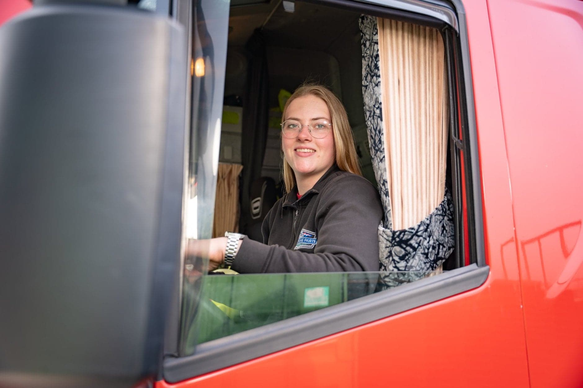 BBL vrachtwagenchauffeur Chantal in cabine vrachtwagen