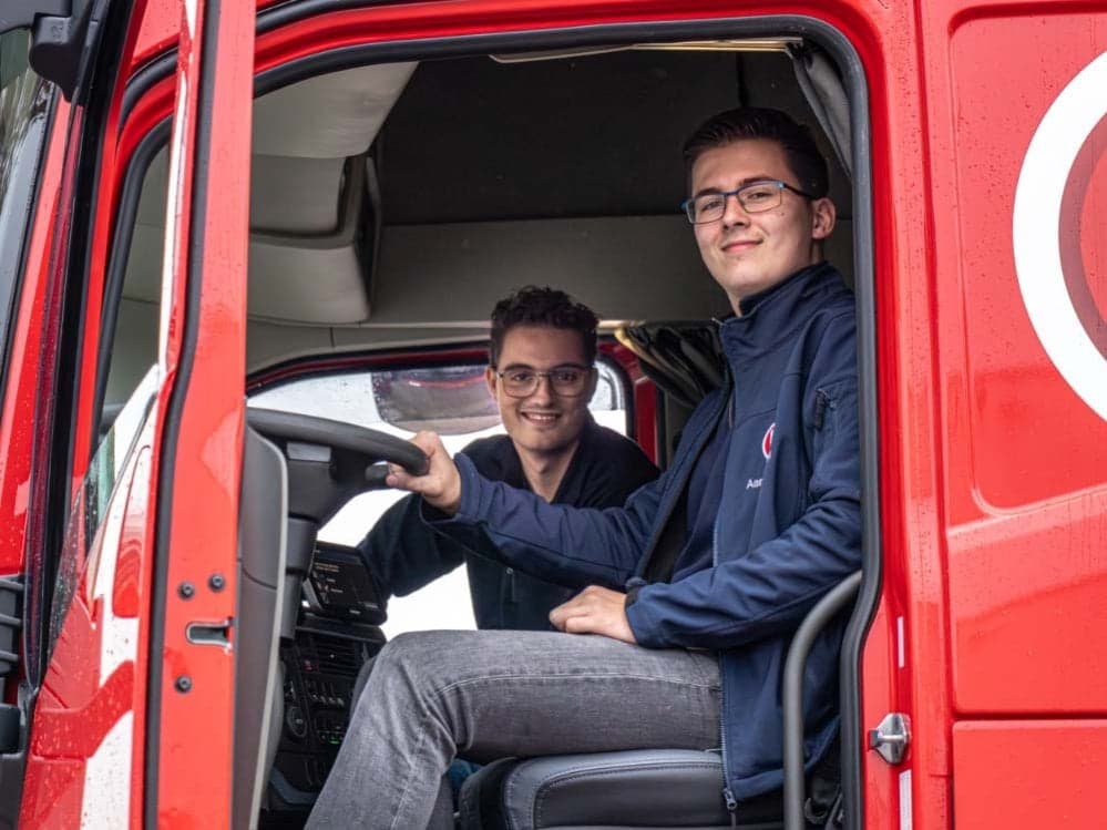 BBL-studenten Declan en Tim in cabine vrachtwagen