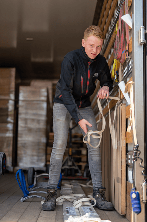 bbl-student Robert aan het lossen
