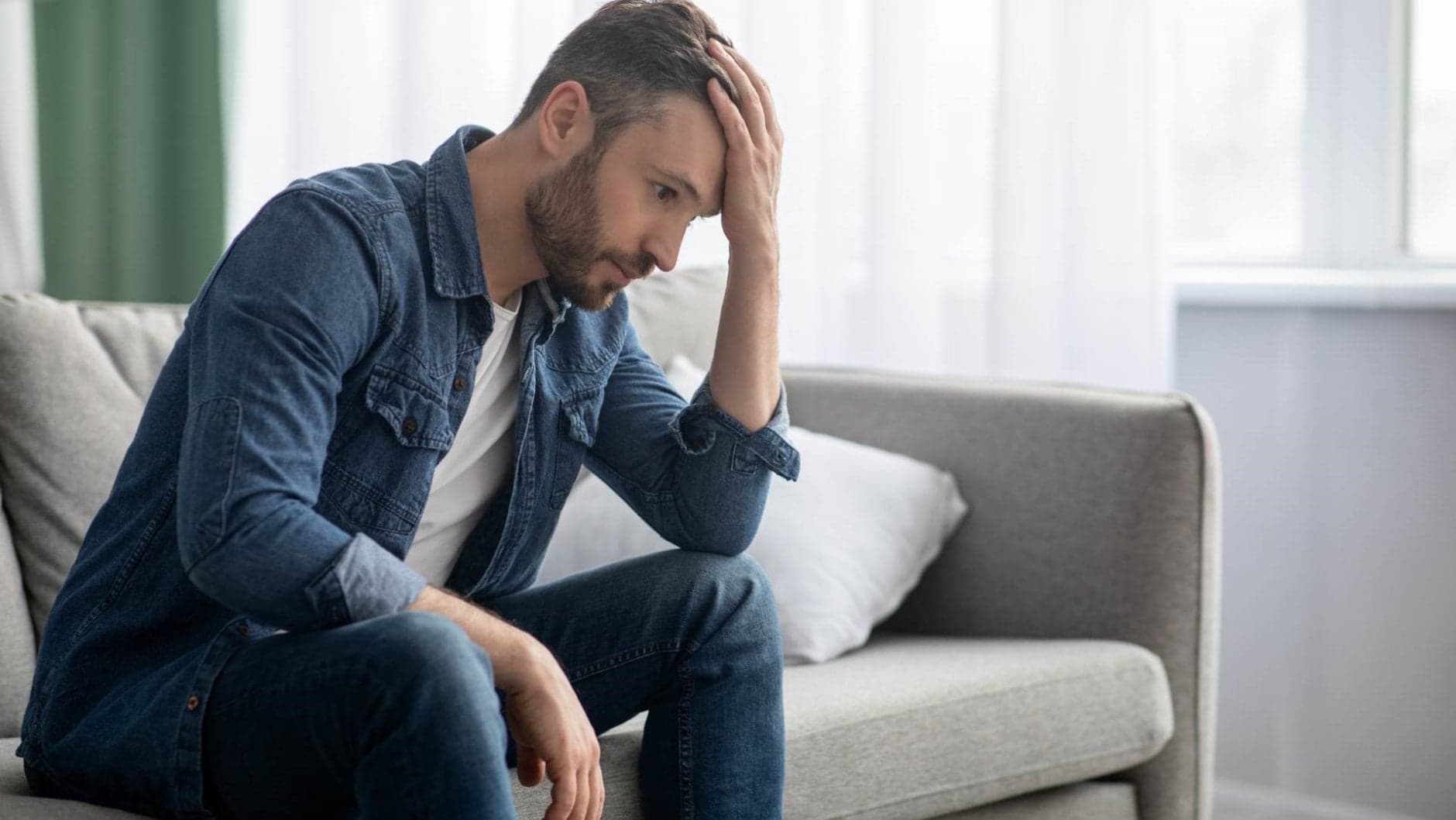 Depressieve man op de bank vanwege penopauze