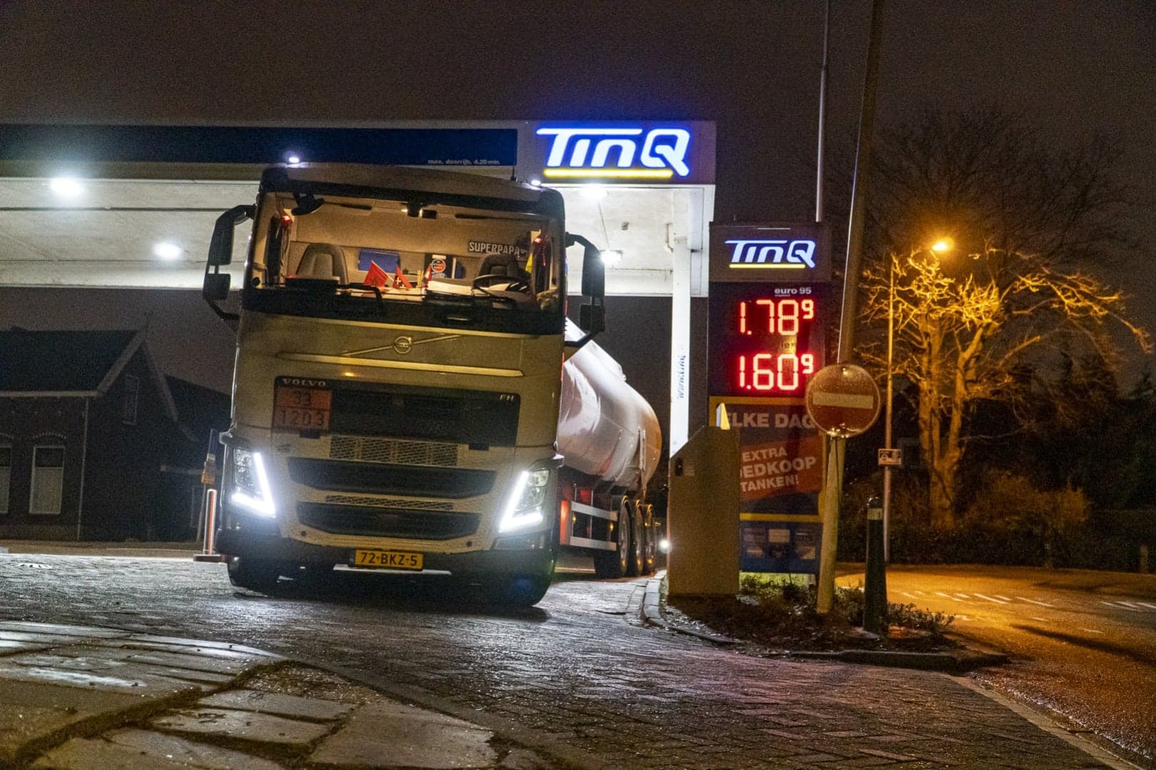 Vrachtwagen staat 's nachts bij een tankstation