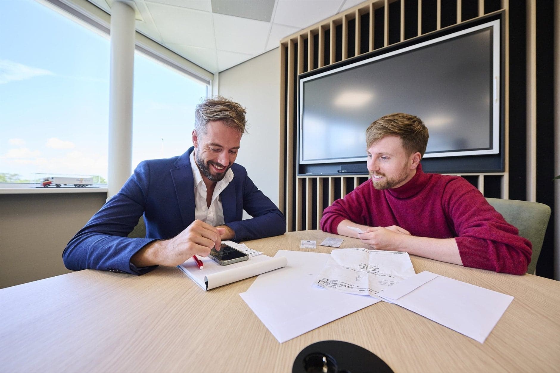 Financieel adviseur helpt werknemer met zijn geldzaken