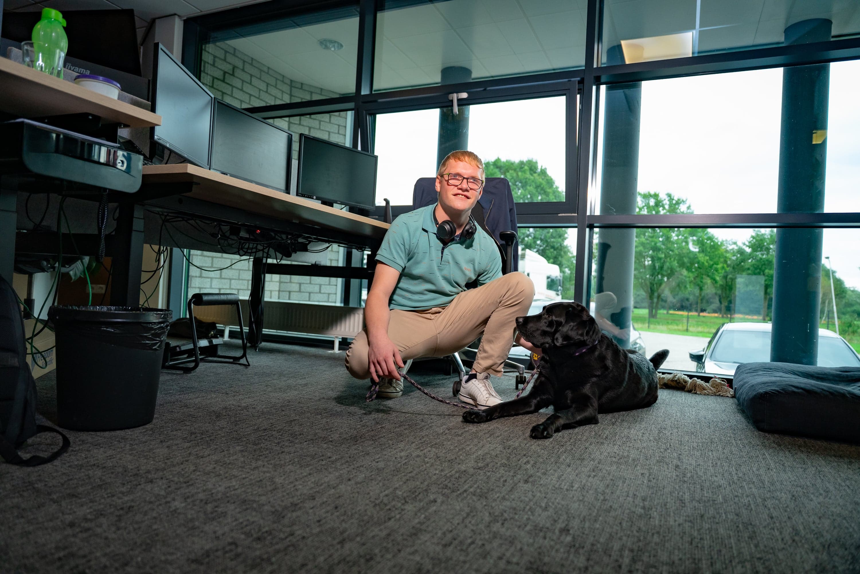 Jeffrey Bonenkamp met geleidehond bij zijn werkplek