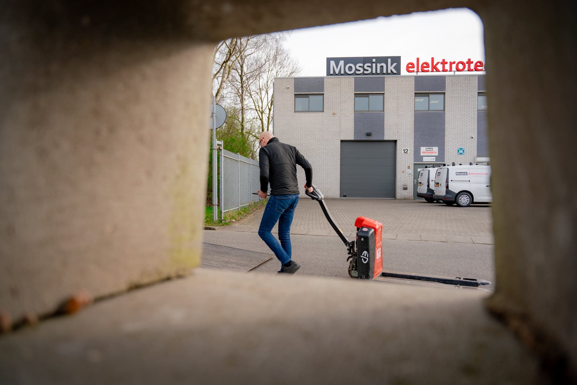 Zij-instromer Marco Wassink lopend met pompkar