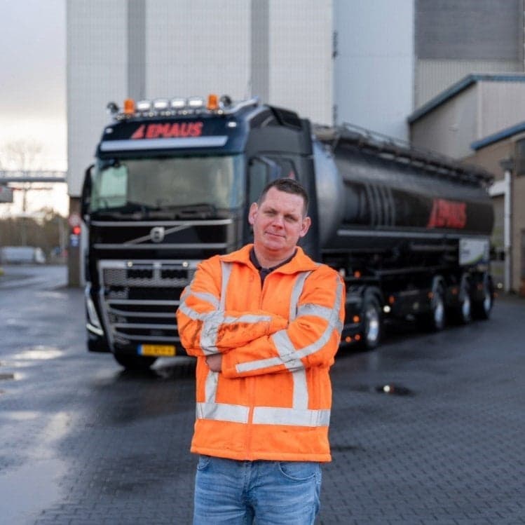 Vrachtwagenchauffeur Wouter Soldaat staat voor zijn vrachtwagen