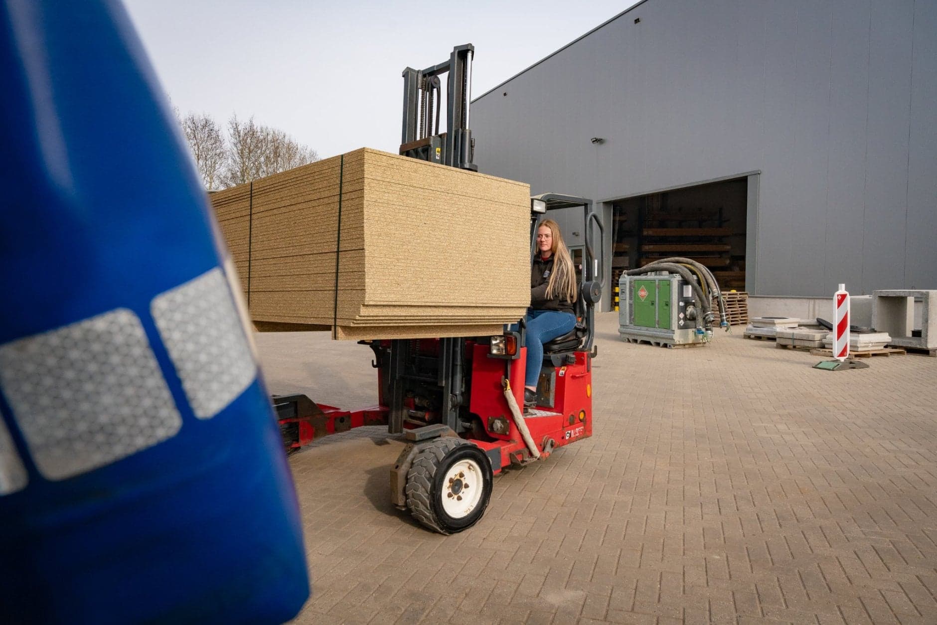BBL vrachtwagenchauffeur Chantal op heftruck