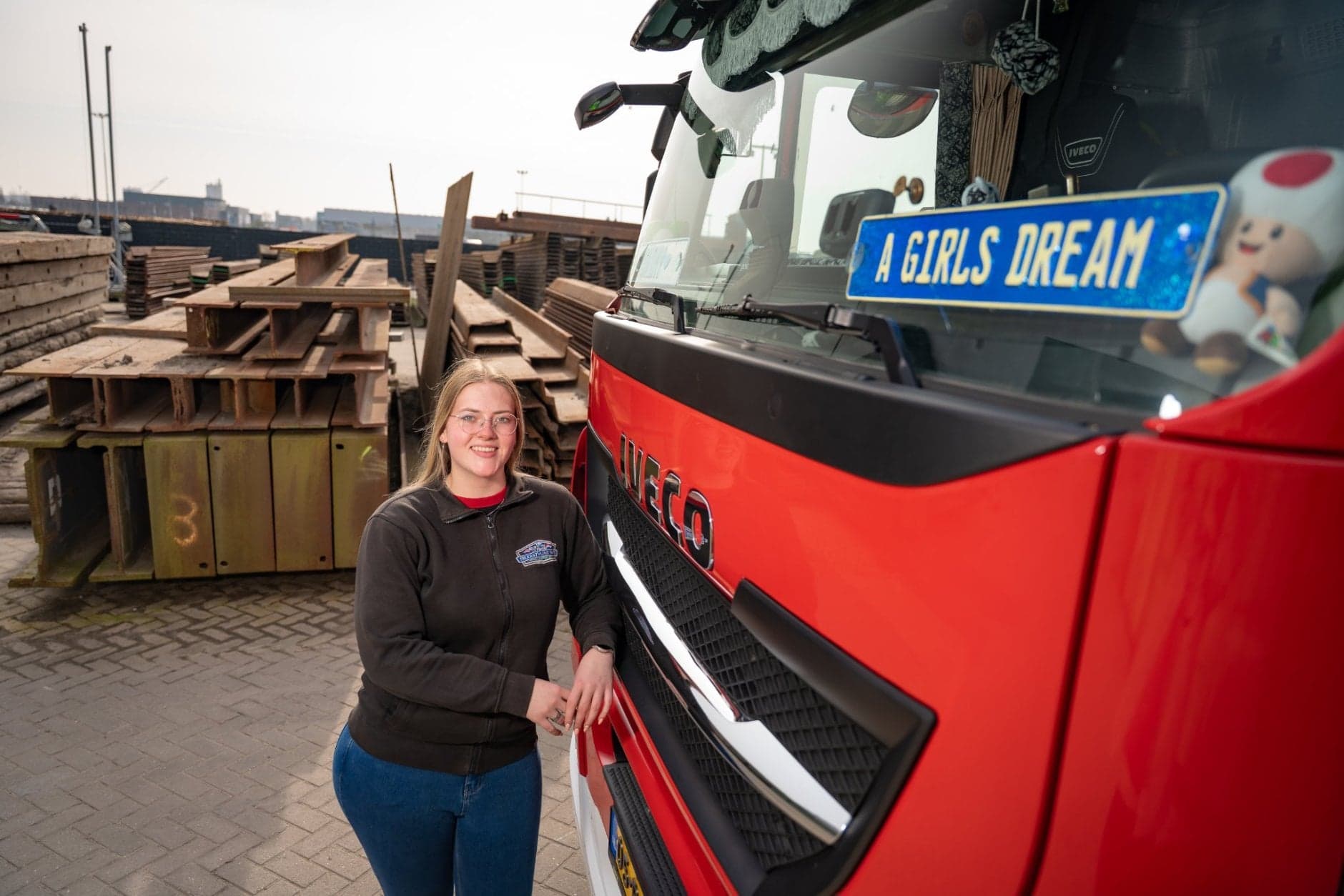 BBL vrachtwagenchauffeur Chantal poseert bij vrachtwagen