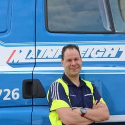 Leon voor de wagen