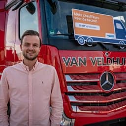 Vrachtwagenchauffeur zij-instroom traject. Man voor vrachtwagen. Marc van Veldhuizen