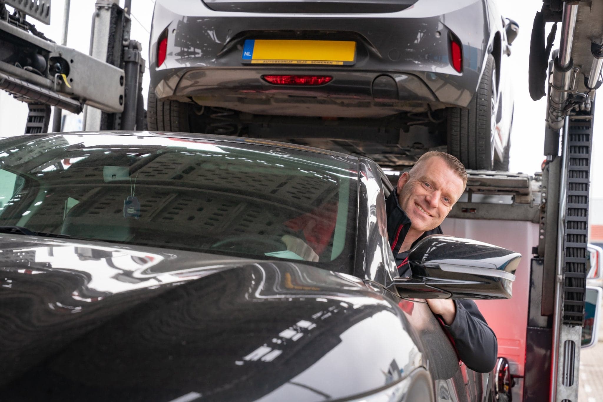 Vrachtwagenchauffeur Leon Boon lost een auto