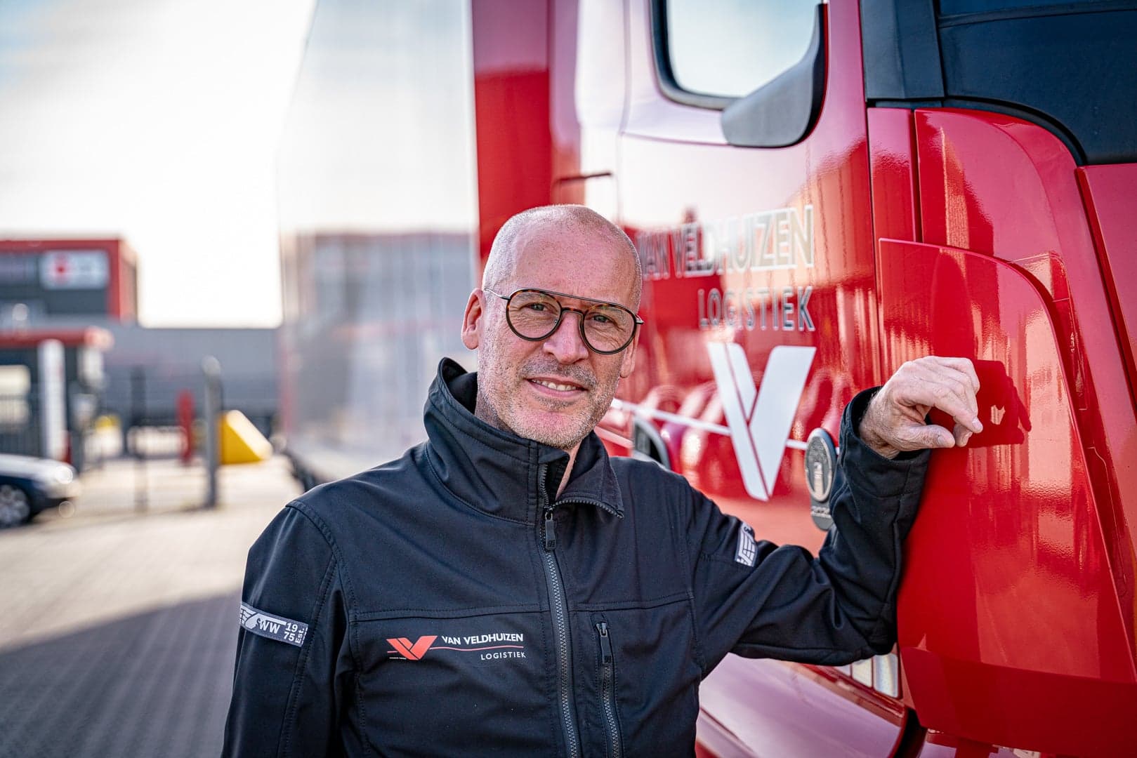 Vrachtwagenchauffeur Marco Wassink 15.000ste zij-instromer in rode vrachtwagen