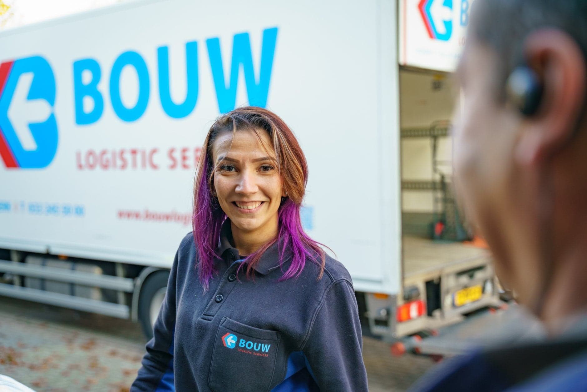 Vrachtwagenchauffeur Marissa Nagtegaal voor vrachtwagen