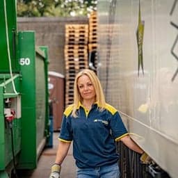 Vrouwelijke vrachtwagenchauffeur Fleur Deetman