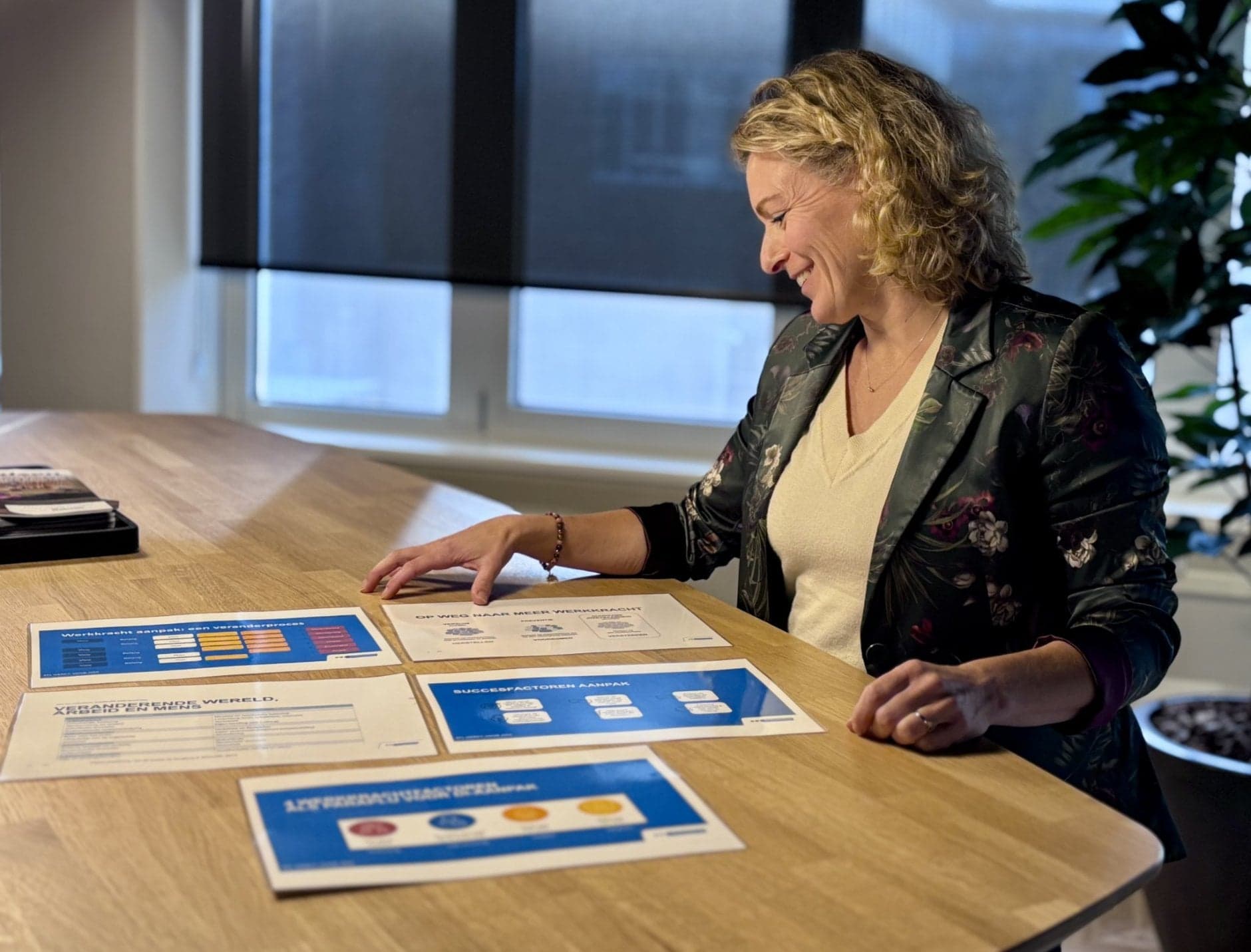 Lisa Koning bekijkt werkkrachtkaarten op tafel