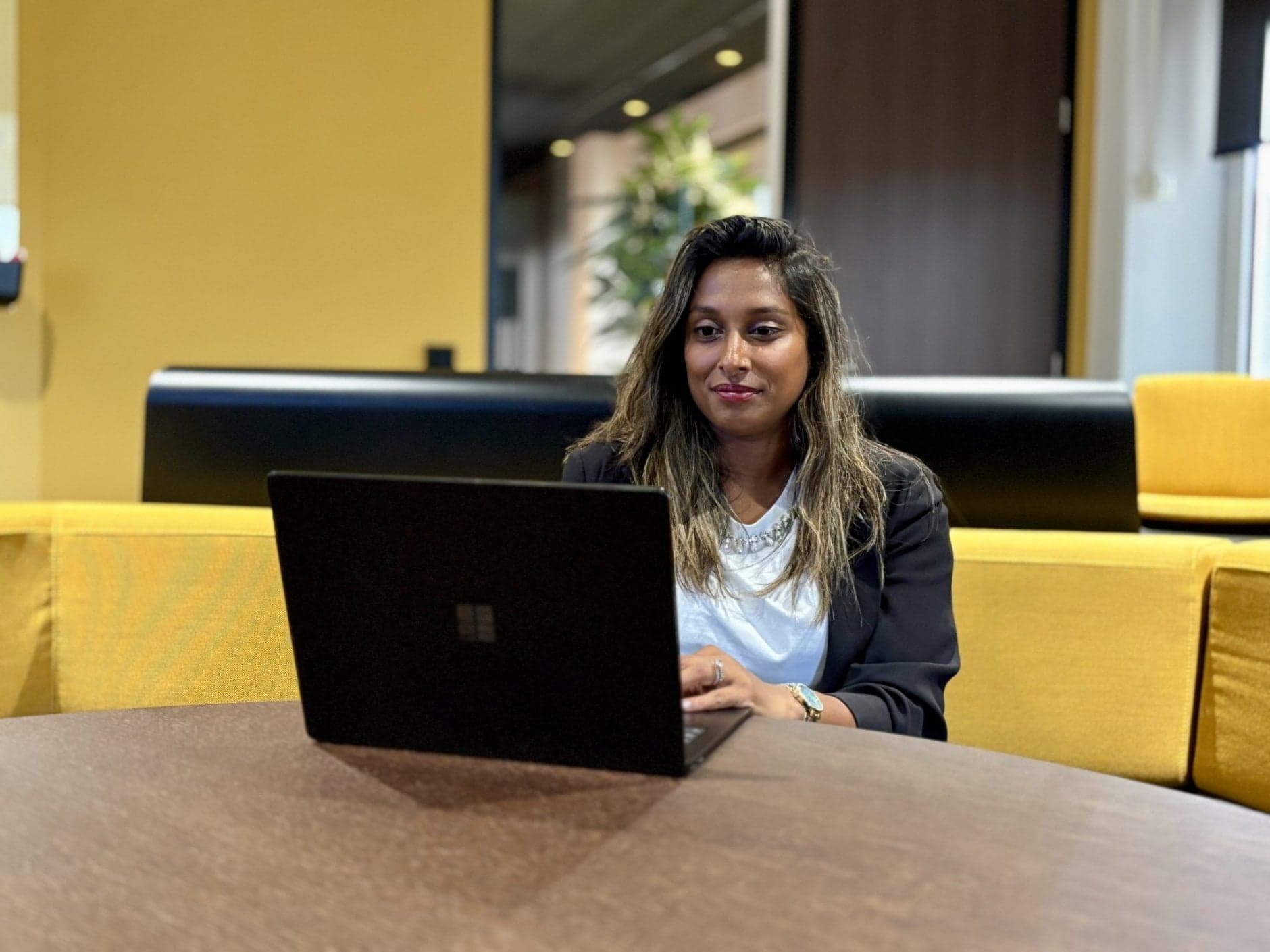 Debby Krommendam, Coördinator Mobiliteitscentrum bij STL, achter haar laptop