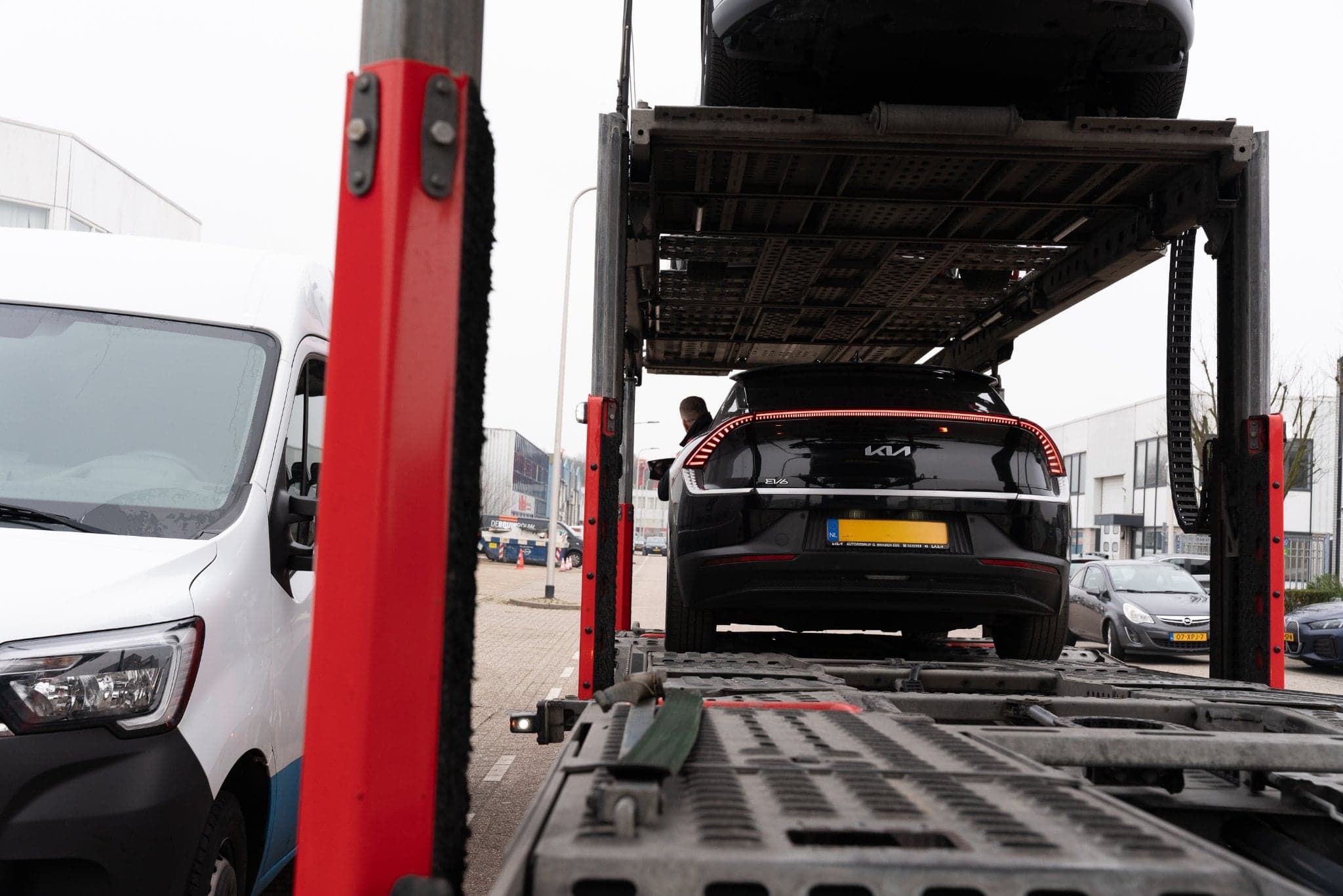 Vrachtwagenchauffeur Leon Boon lost een auto