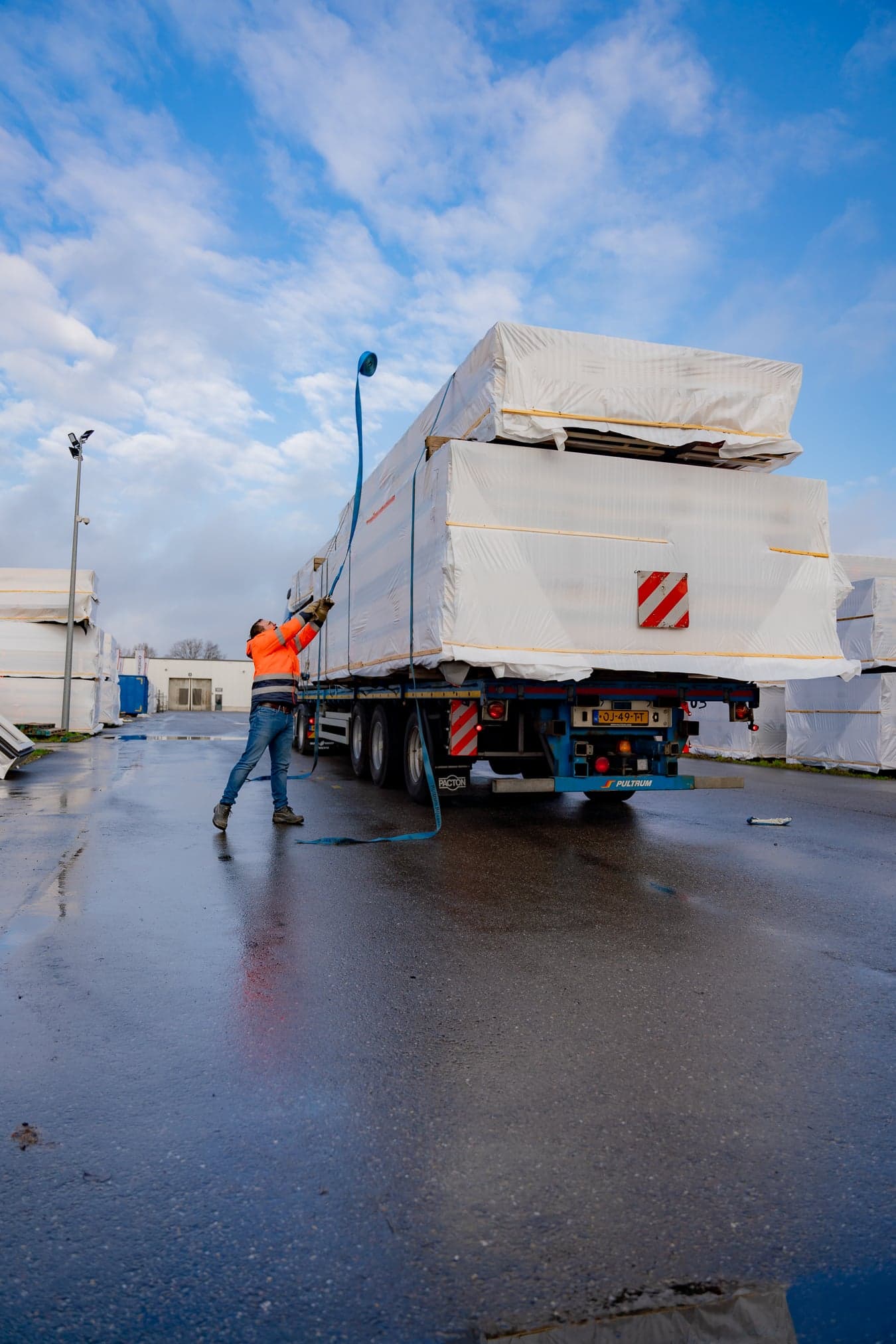 Chauffeur bouwmaterialen Niels Eggink in transport en logistiek