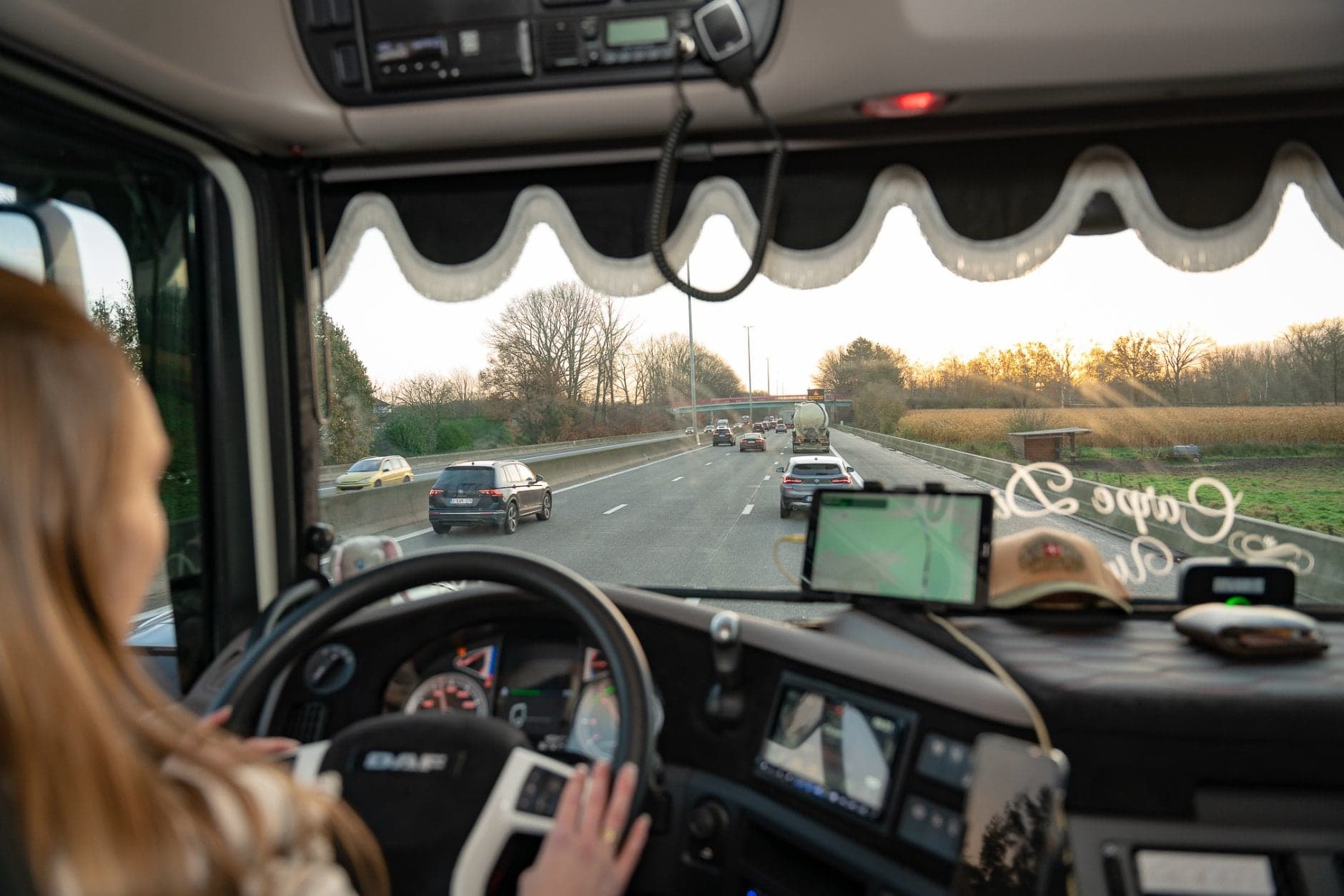 Inge Timmermans rijdend in vrachtwagen