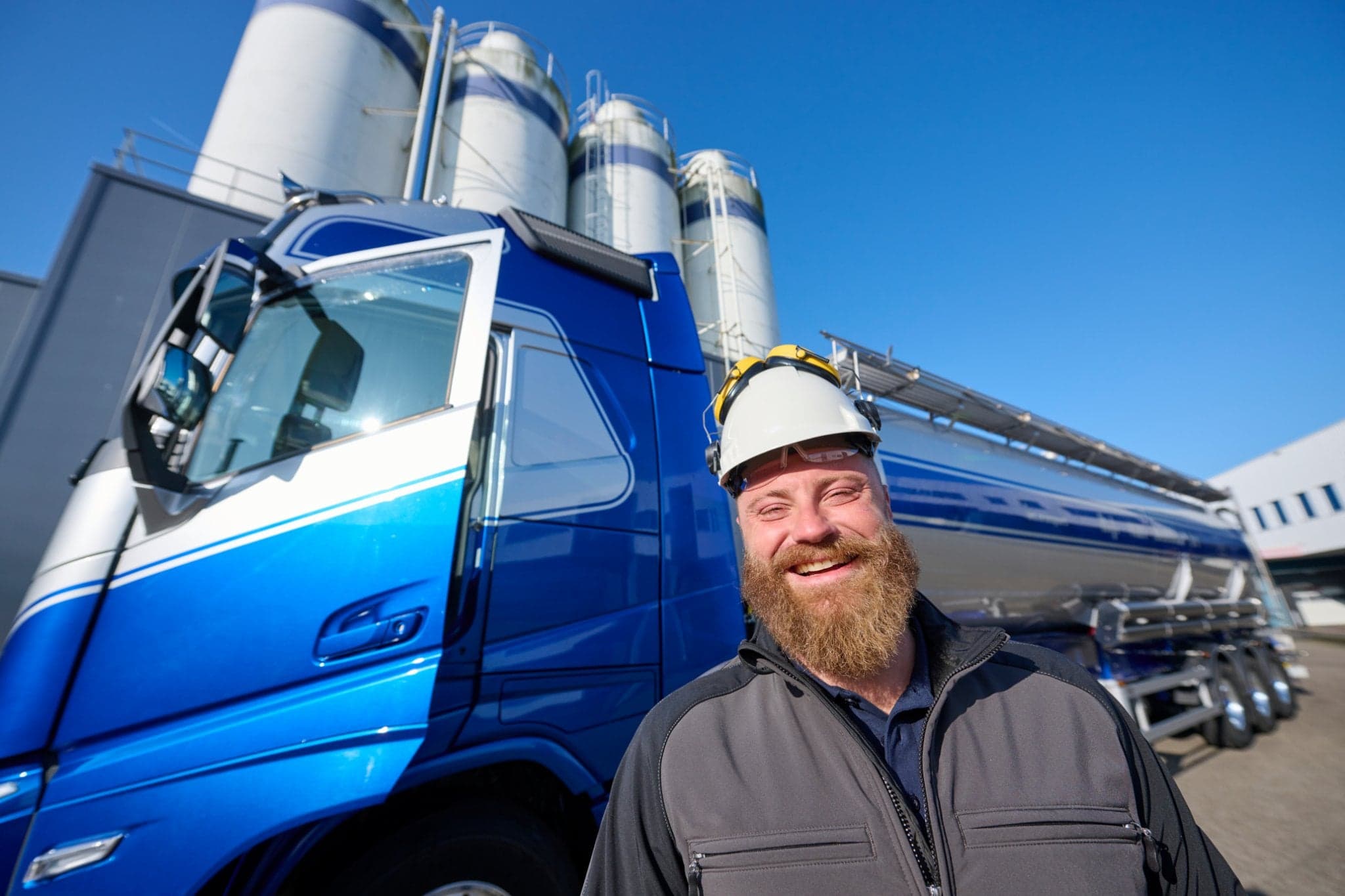 Man met helm voor vrachtwagen
