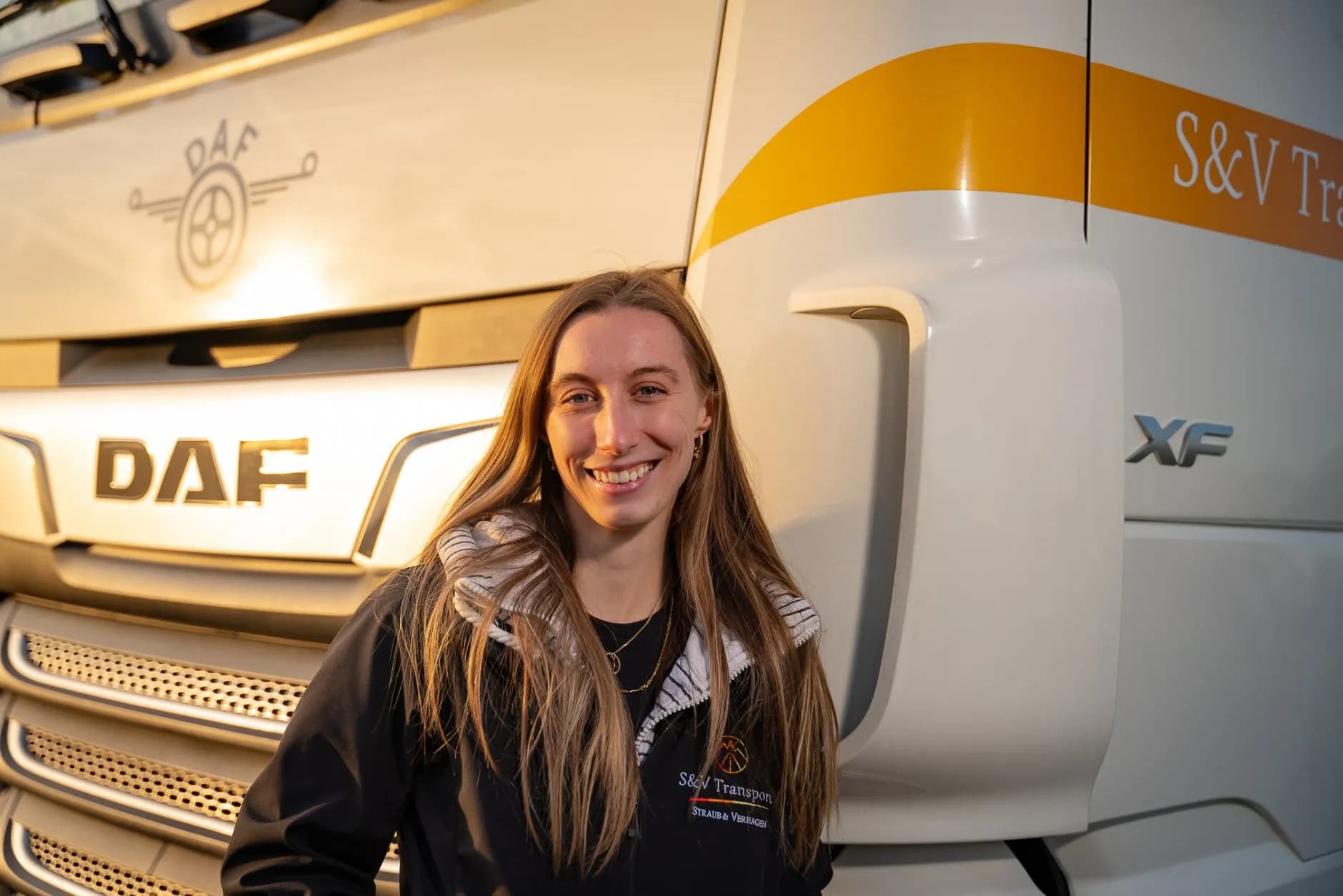 Inge Timmermans voor vrachtwagen