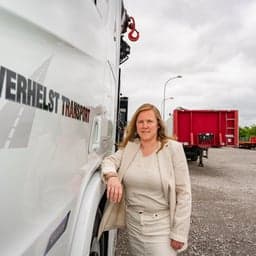 Lydia Verhelst, mede-eigenaar Verhelst Transport naast vrachtwagen