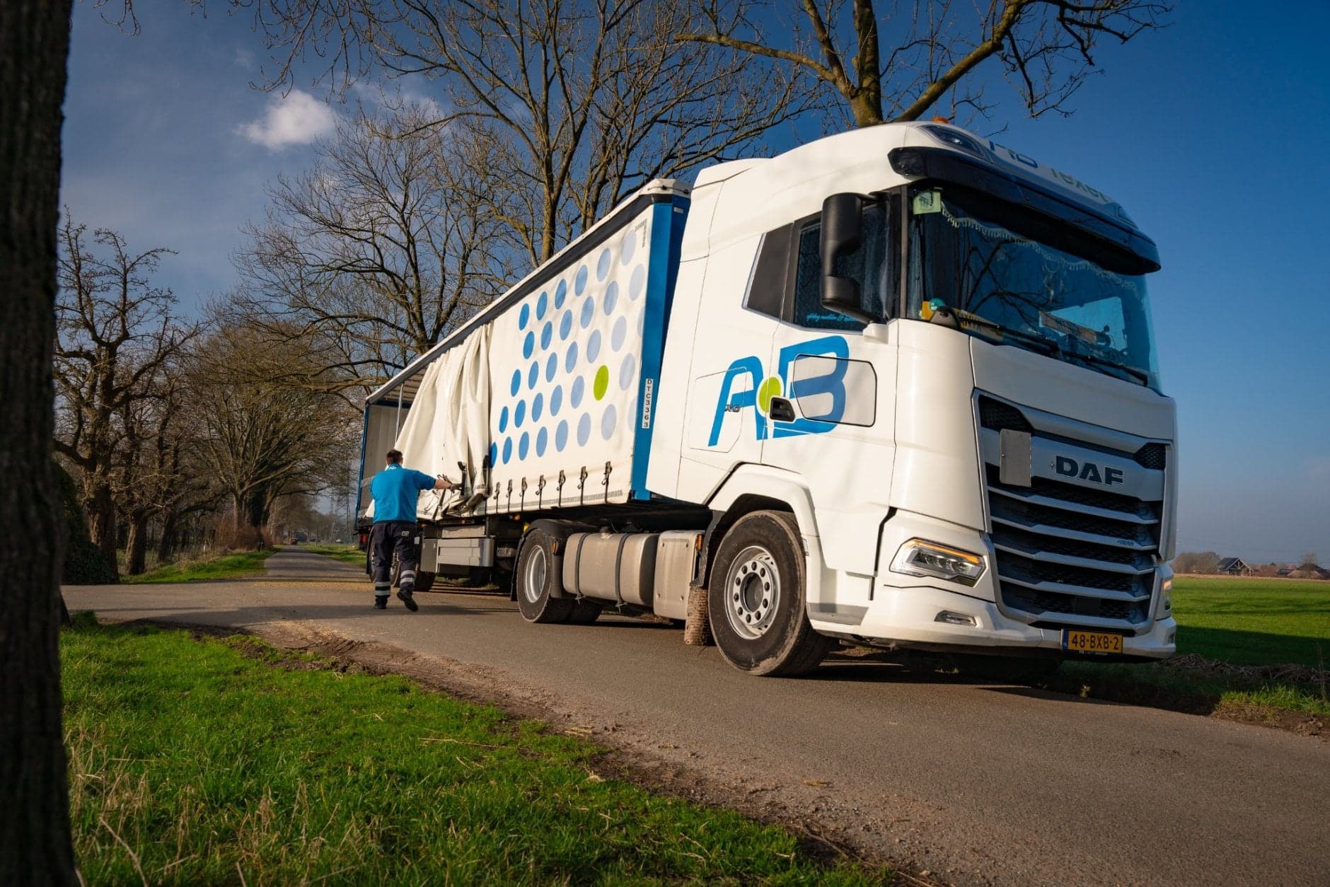 Vrachtwagenchaffeur Sebastiaan Schilstra sluit zijn vrachtwagen