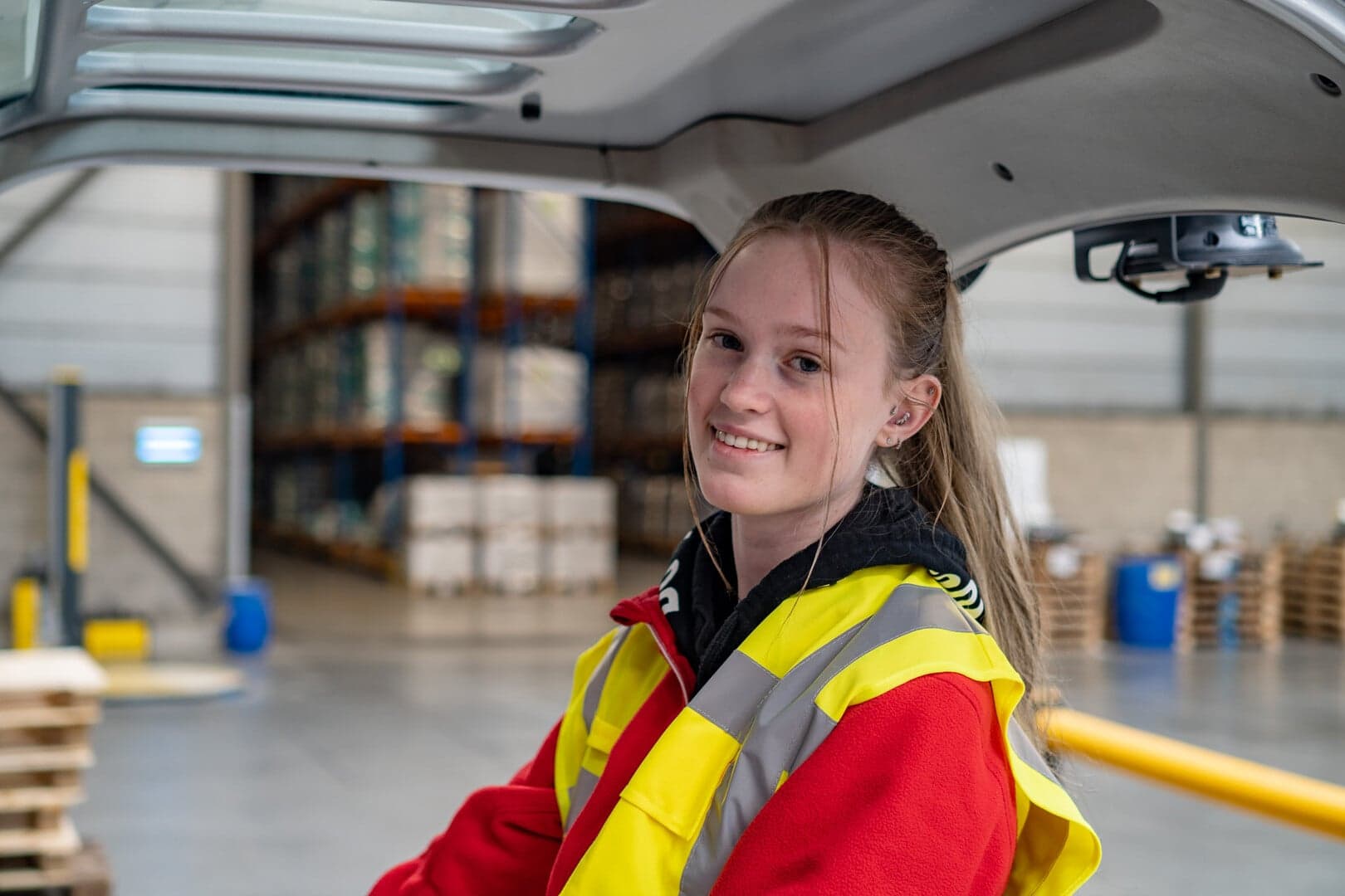 Logistiek medewerker Norah Kronen in het magazijn