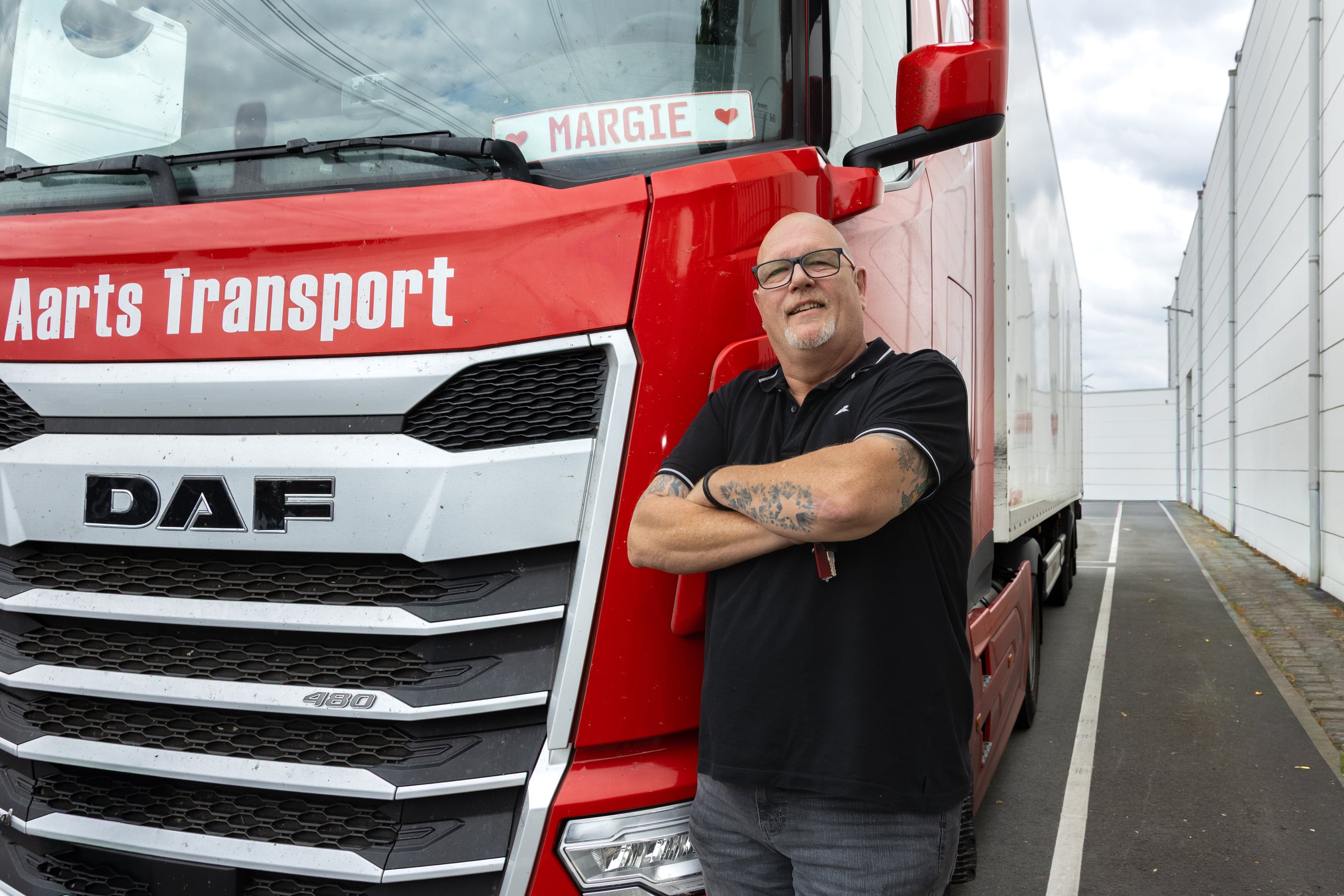 Dove vrachtwagenchauffeur Jan Andrea voor de vrachtwagen