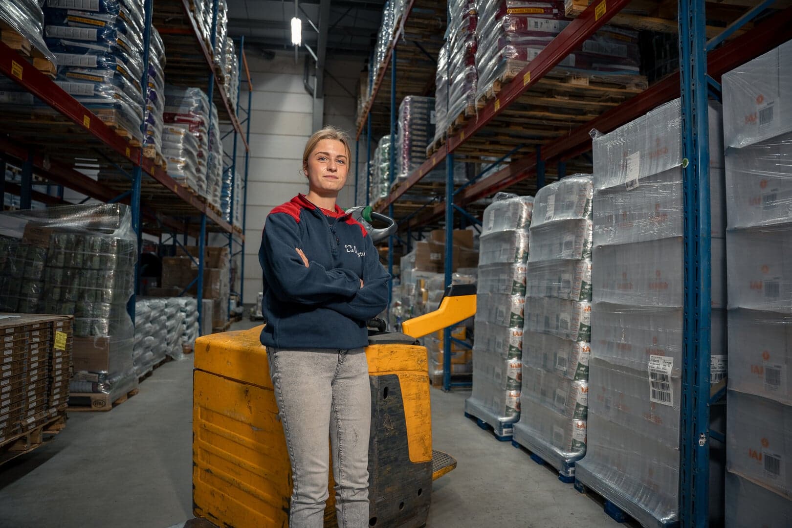 Levi martin staat in het magazijn