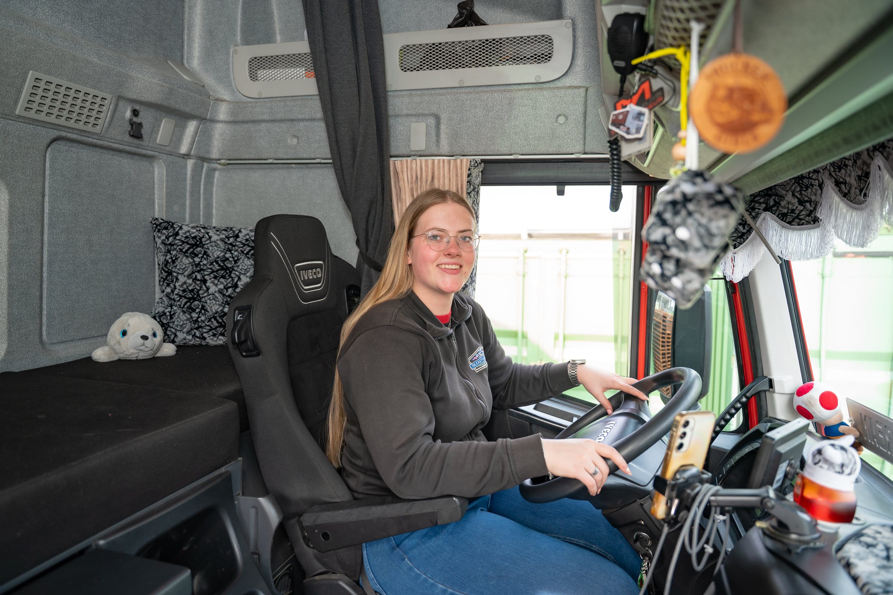 BBL vrachtwagenchauffeur Chantal in cabine vrachtwagen