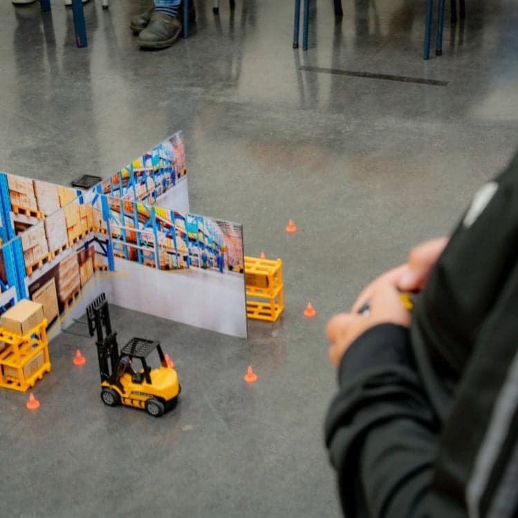 Load & Road career VMBO leerling bestuurt heftruck