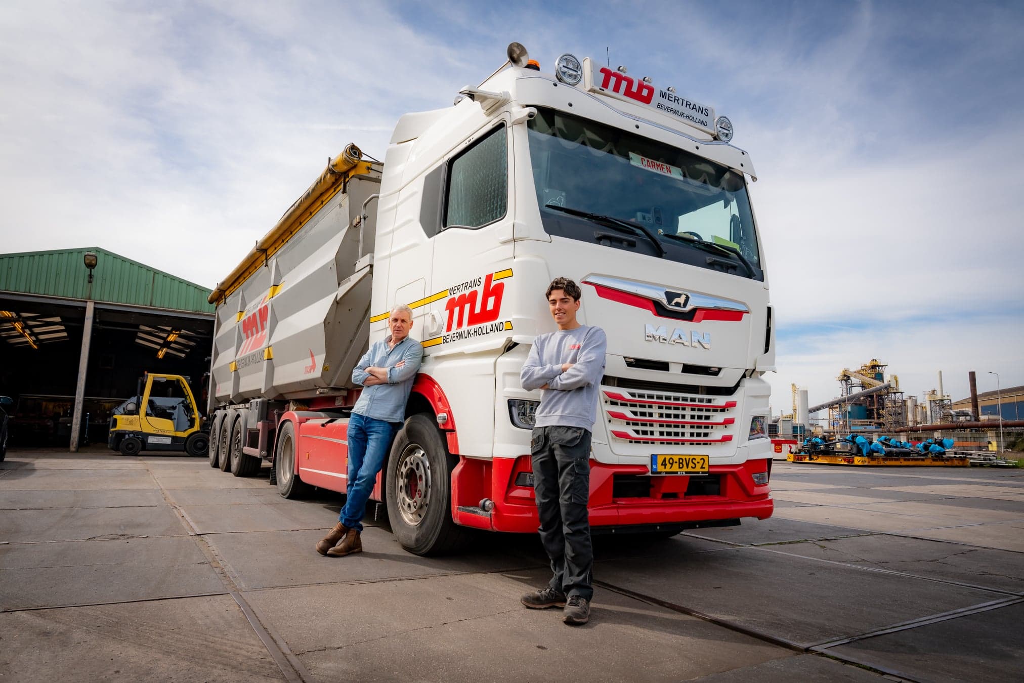 Vader en zoon bij vrachtwagen Mertrans
