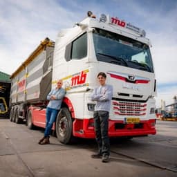 Vader en zoon bij vrachtwagen Mertrans