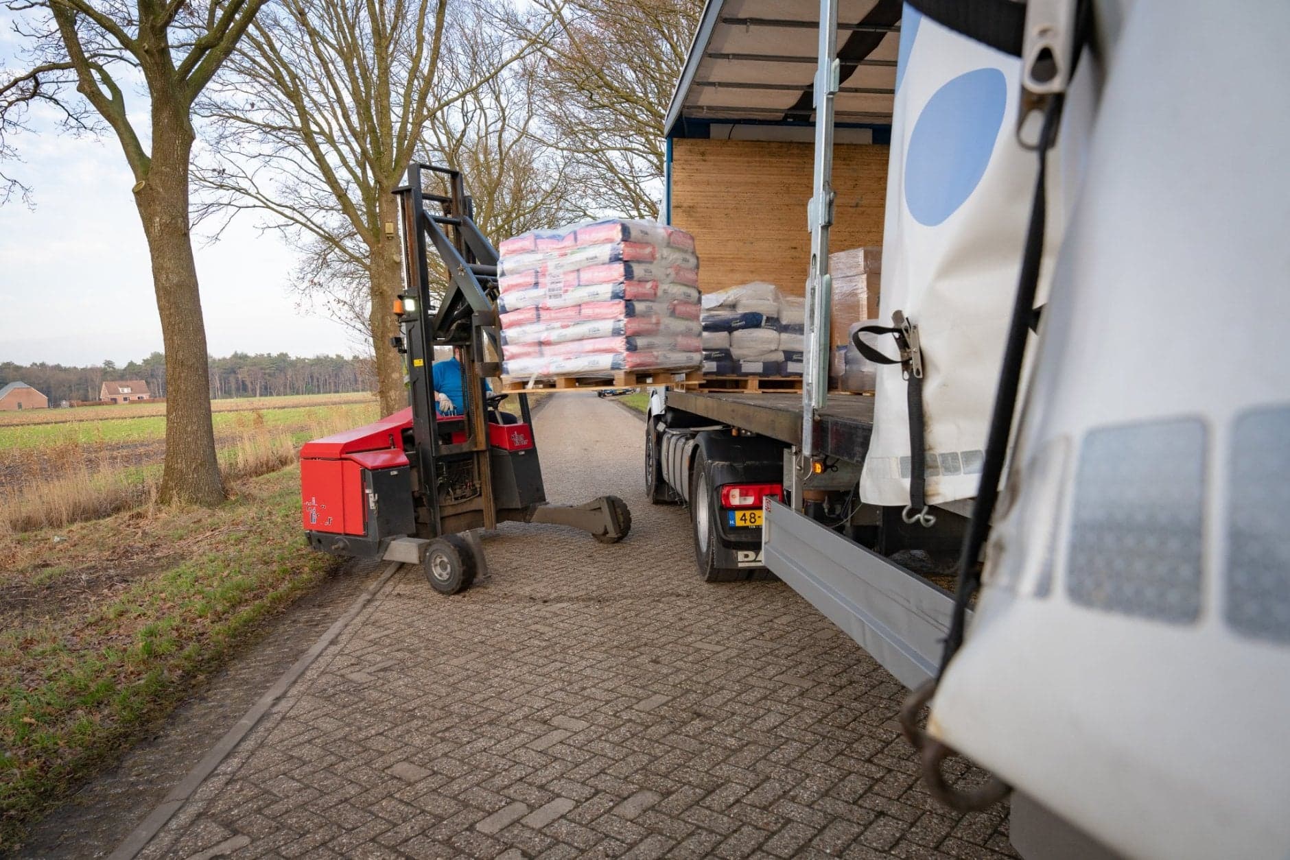 Vrachtwagenchaffeur Sebastiaan Schilstra leegt zijn vrachtwagen
