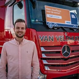 Vrachtwagenchauffeur zij-instroom traject. Man voor vrachtwagen. Marc van Veldhuizen
