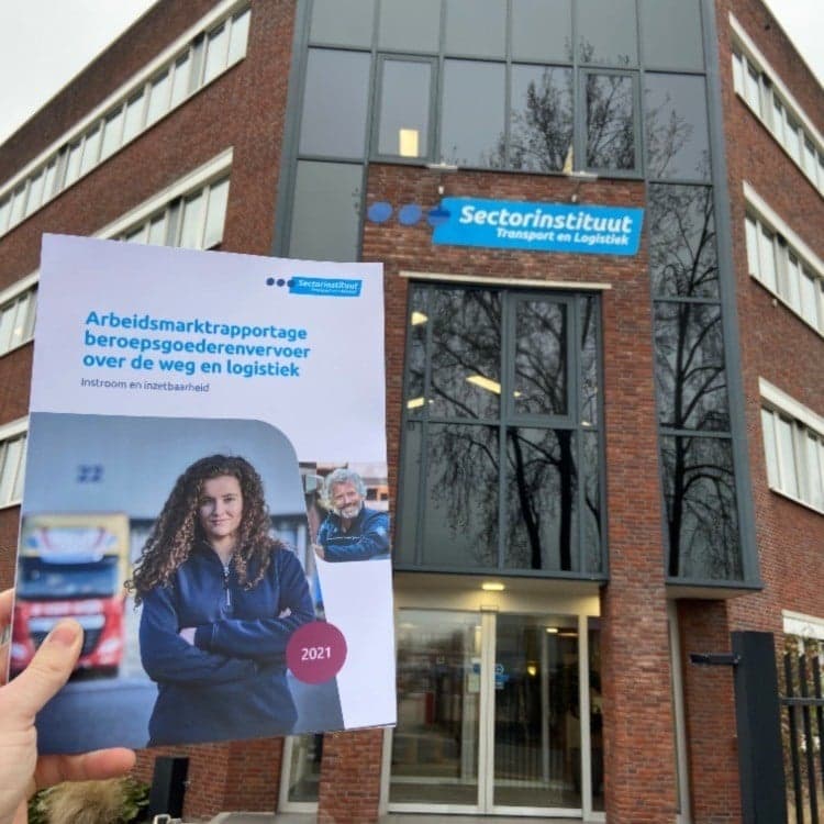 Arbeidsmarktrapportage op papier voor kantoor STL